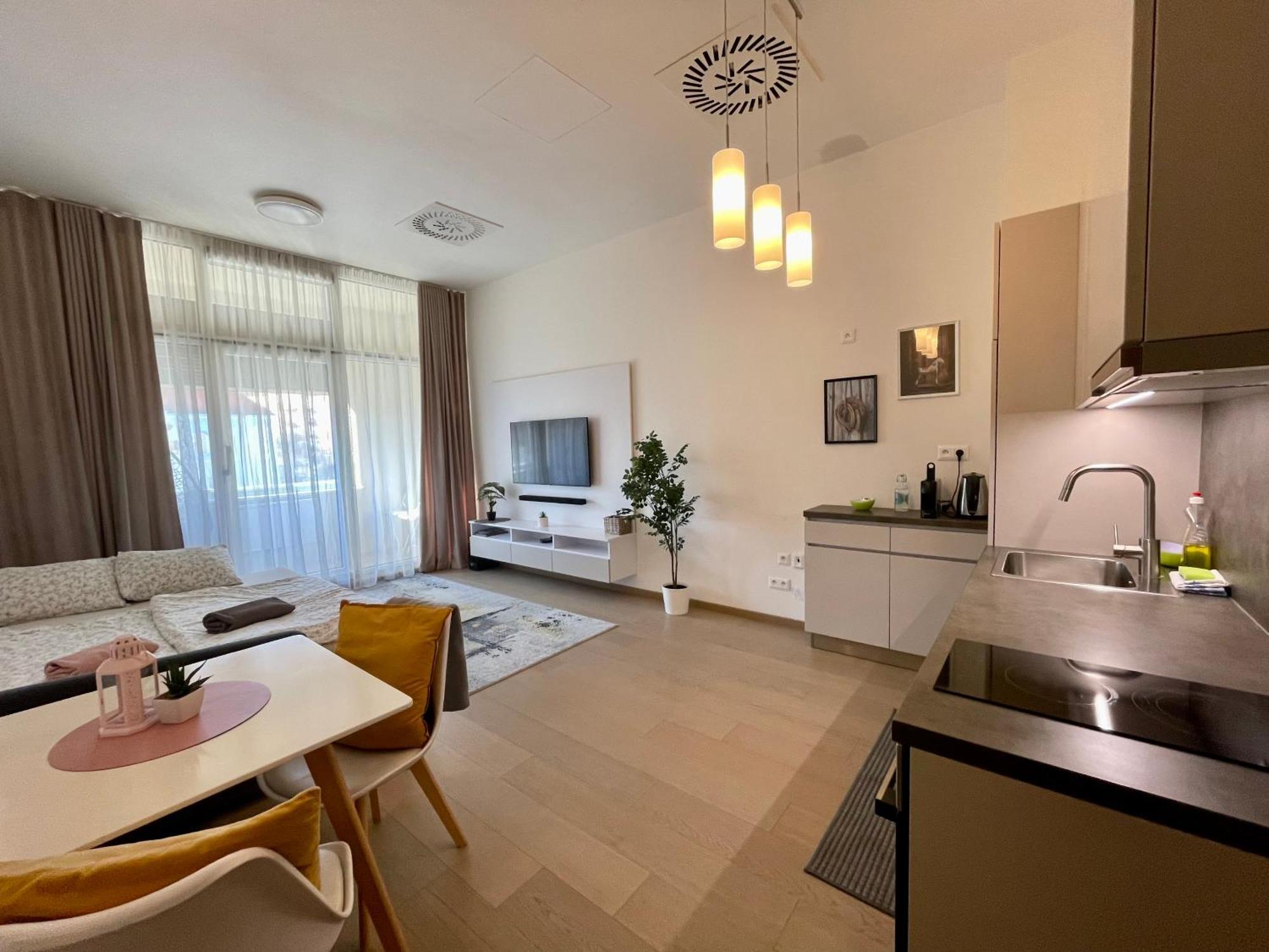 New, Beautiful Apt With Parking In Best Location! Bratislava Eksteriør bilde